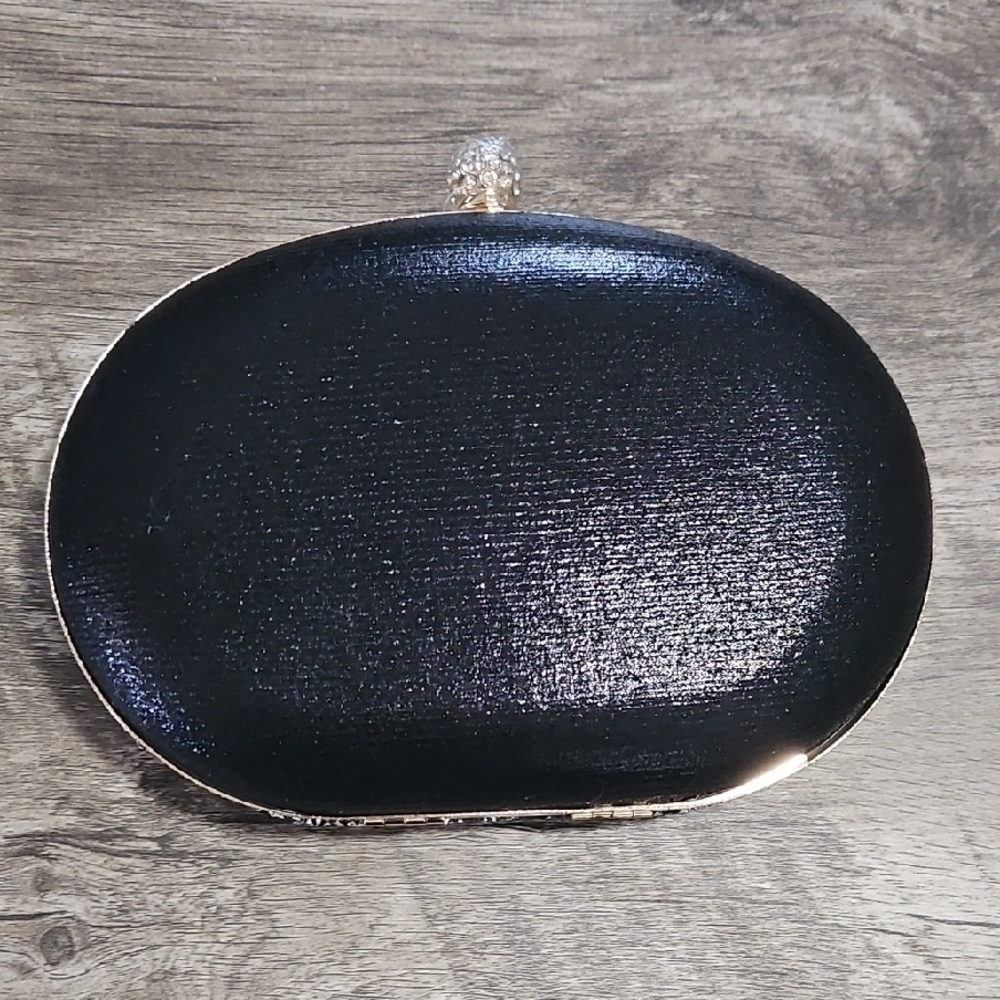 Elegant Black and Gold Crossbody Bag with Ornate Frame - Picture 5 of 11